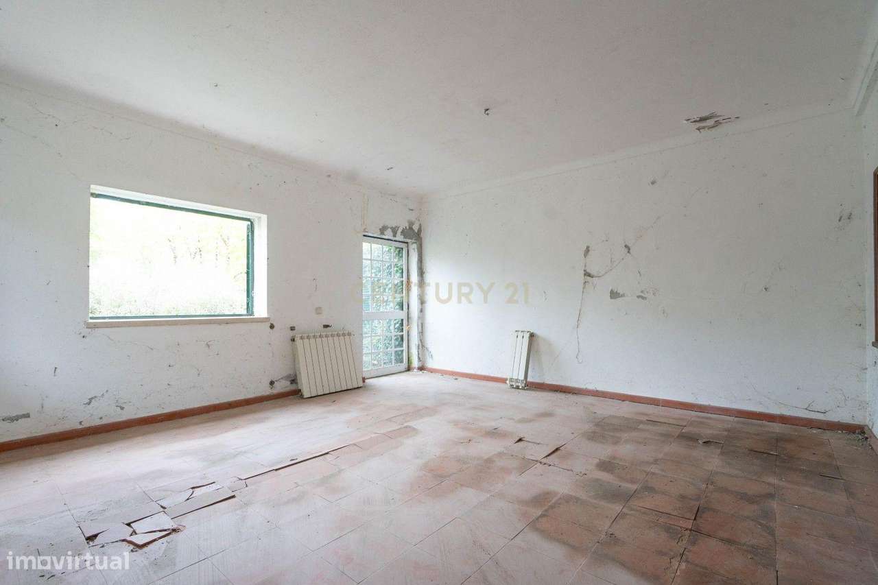 Moradia de dois pisos de tipologia T4 com terreno-8