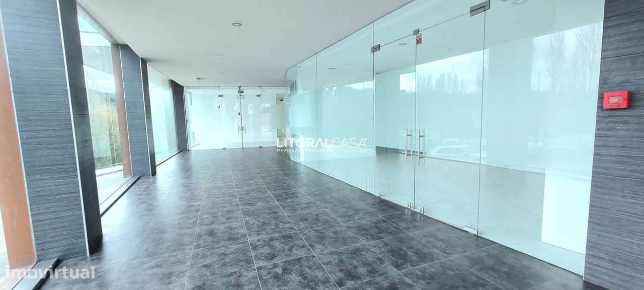 Loja de 2 Pisos e 100 Estacionamentos - 4.204 m2 - Grande imagem: 2/26