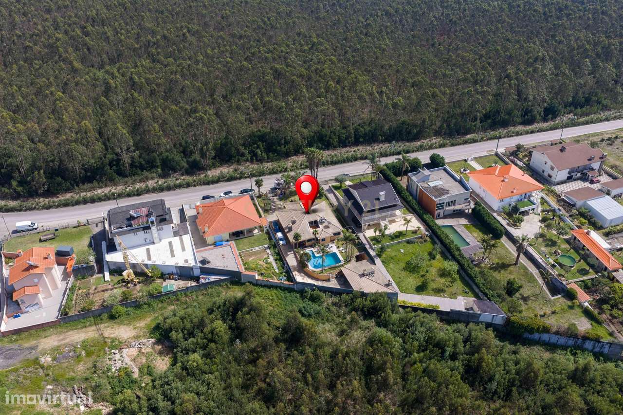 Encantadora Moradia de 4 Frentes-44