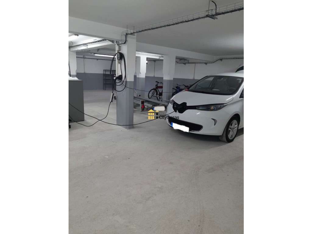 Armazém/Garagem com 212 m2 | Centro de Gondomar - Grande imagem: 4/6