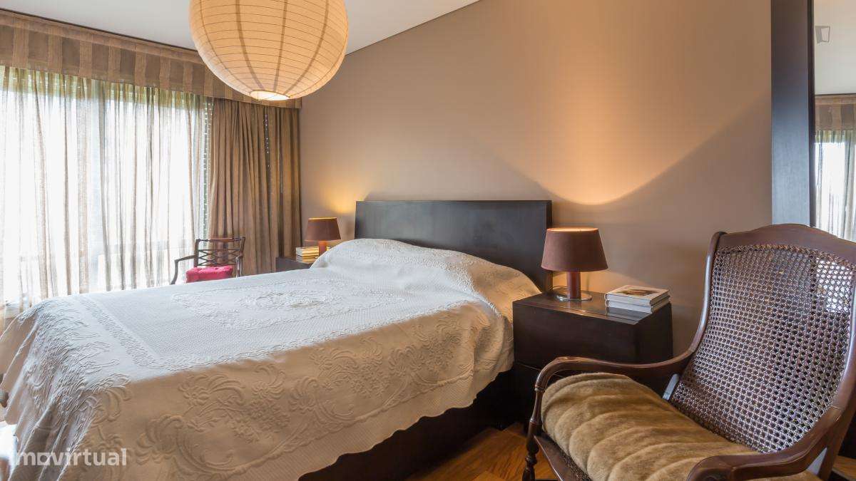 Quarto - localizado em Lordelo do Ouro Porto - Grande imagem: 2/23