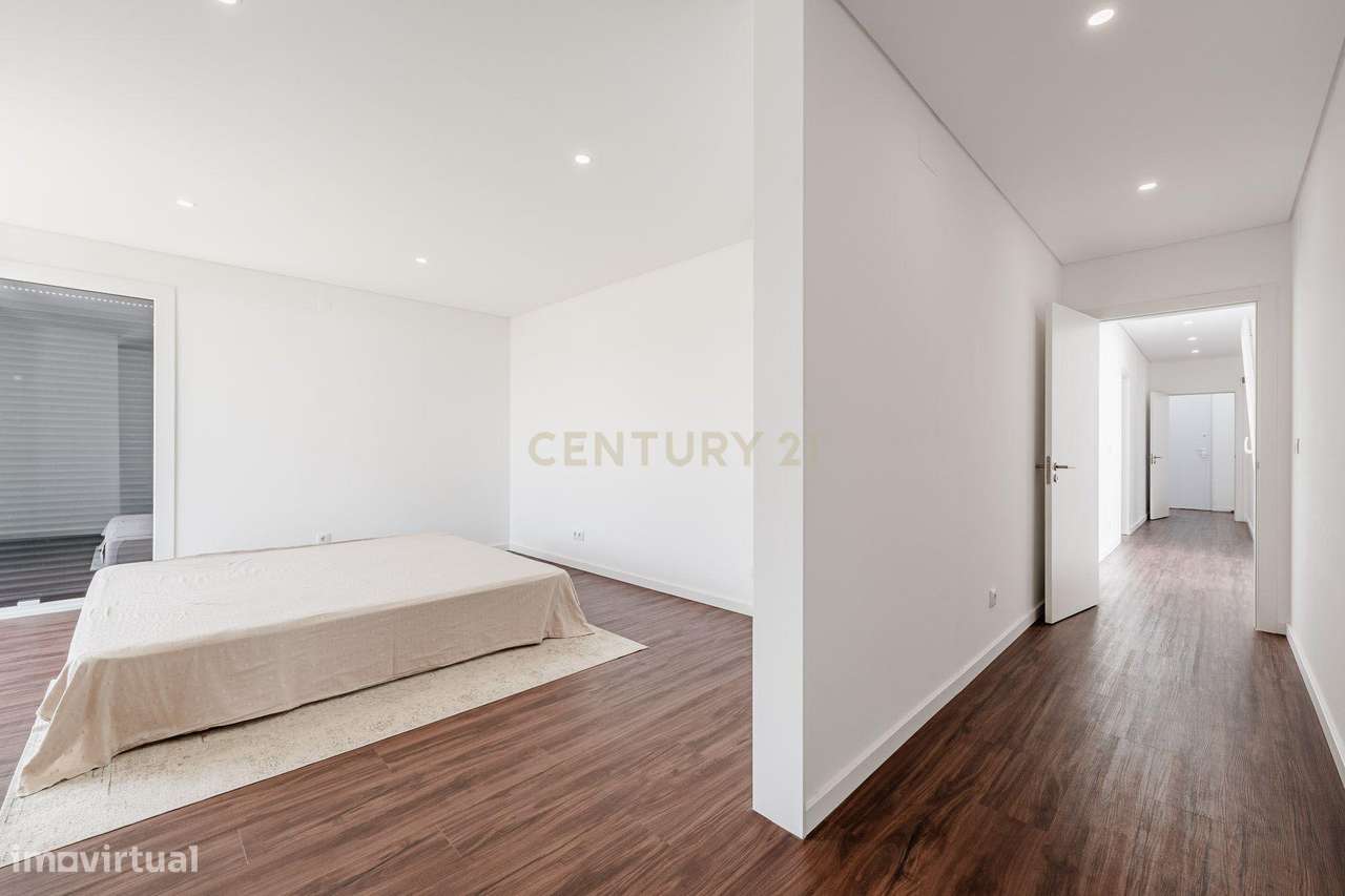 Moradia T4 em Fernão Ferro, Seixal, com Piscina e enorme Jardim-40