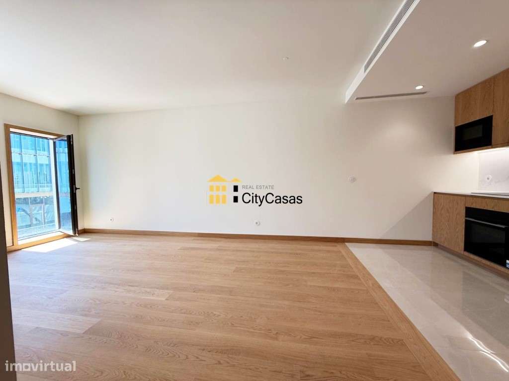 Apartamento T1 Novo c/ L. Garagem e Arrumos-0