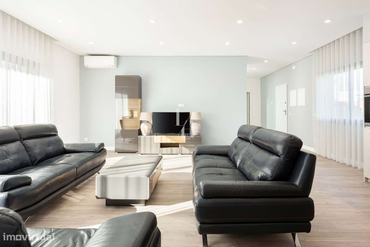 Moradia T3 em banda para venda com piscina privativa no Vale da Azinhe - Grande imagem: 2/25