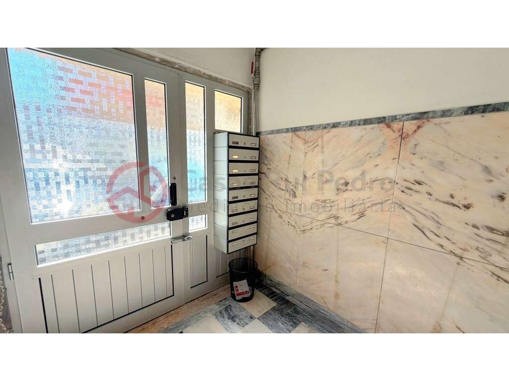 Apartamento T2 remodelado em Foros de Amora-31