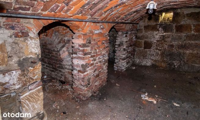 BUDYNEK  70m2  na magazyn, rekreację działka 3 ar. Przy drodze-13