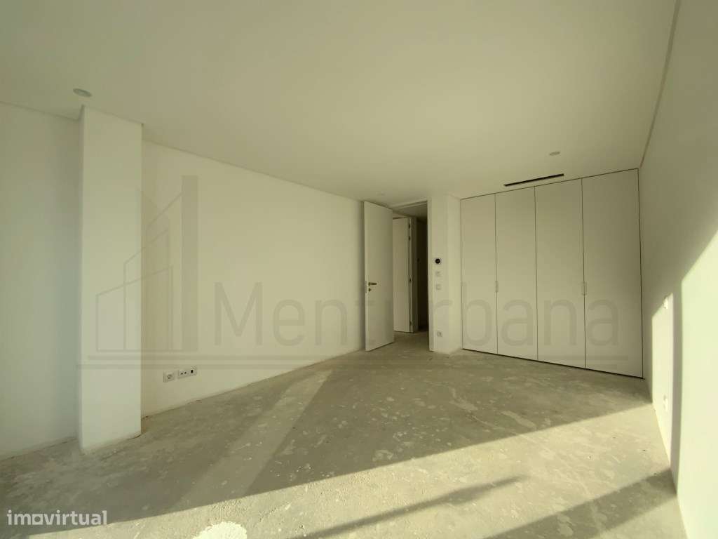 MORADIA T4 EM CONDOMÍNIO COM PISCINA - ESTORIL-27