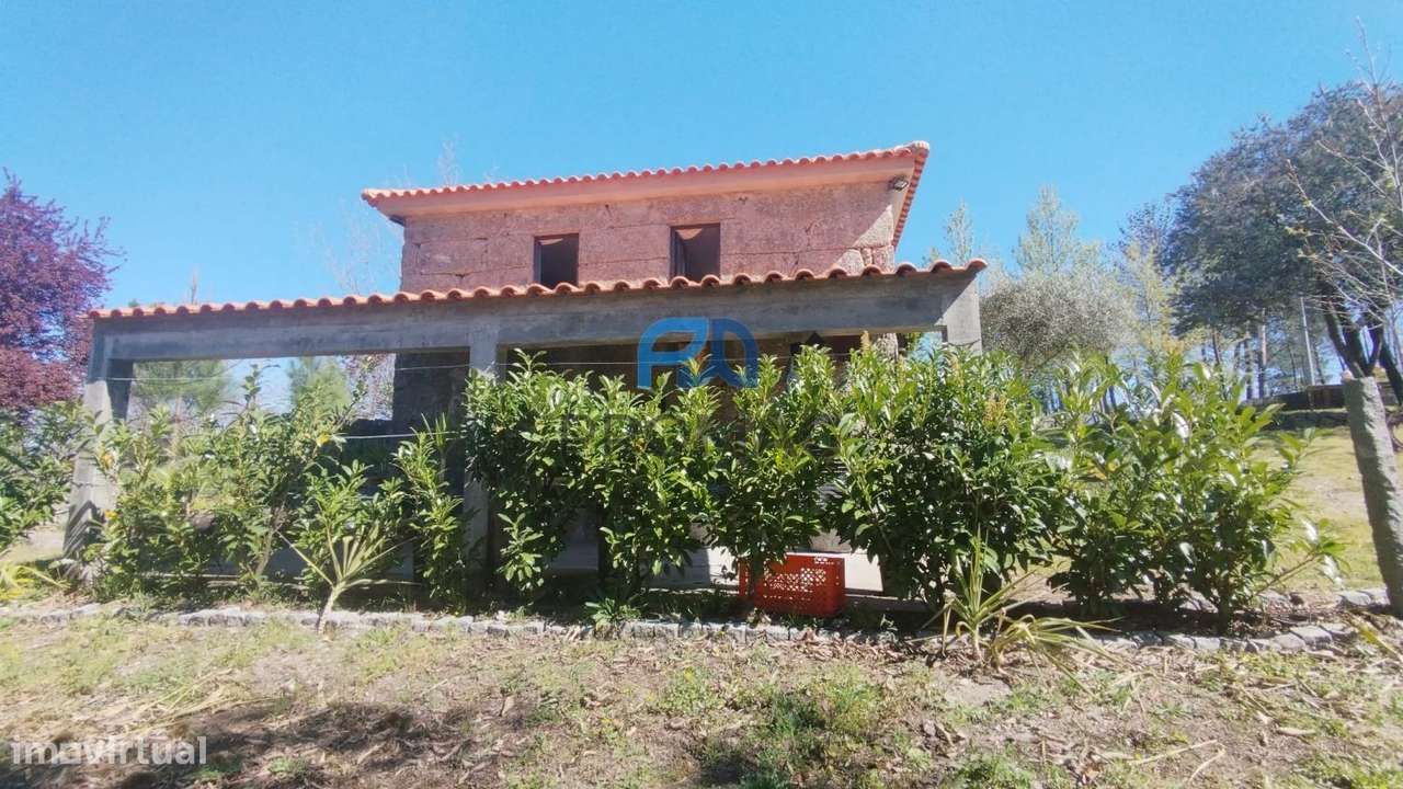 Quinta com 3 artigos urbanos, piscina e 9,4 ha em Resende-26