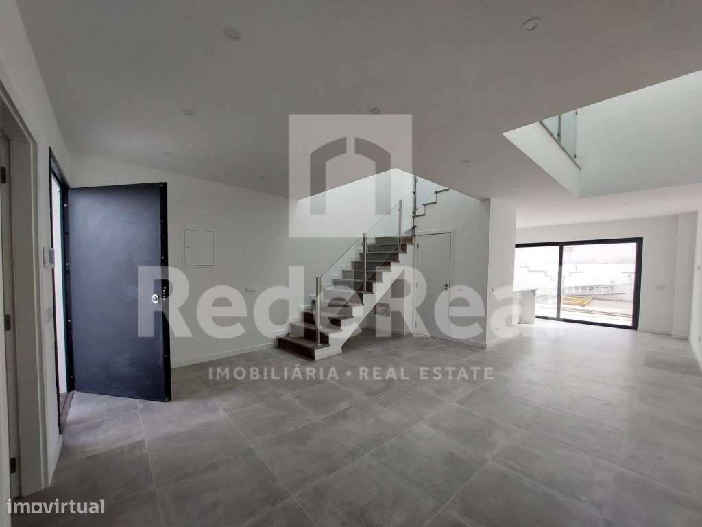 Moradia Unifamiliar de Dois Pisos - Grande imagem: 5/19