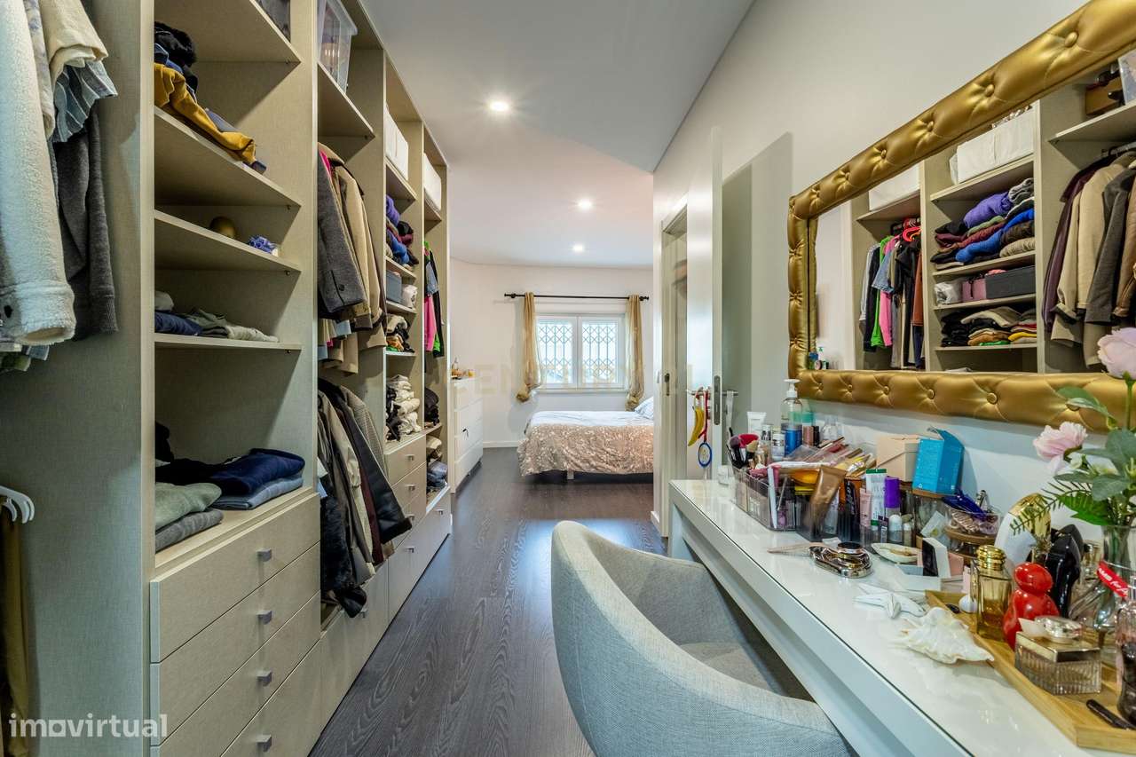 Procura espaço e conforto? Veja este T4 Duplex-28