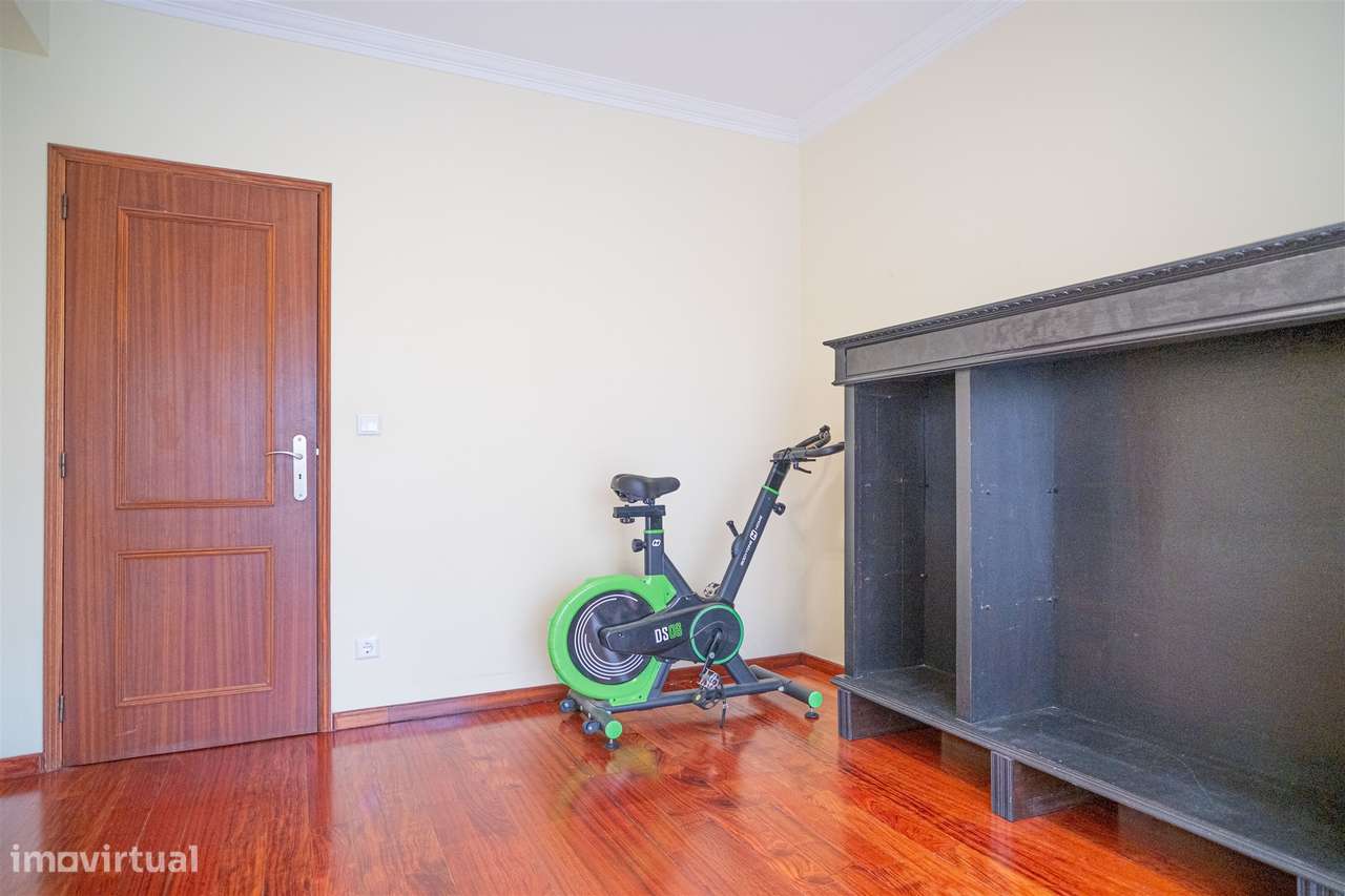 Apartamento T4 em Barcelos – Espaço, Conforto e Excelente Varanda!-23