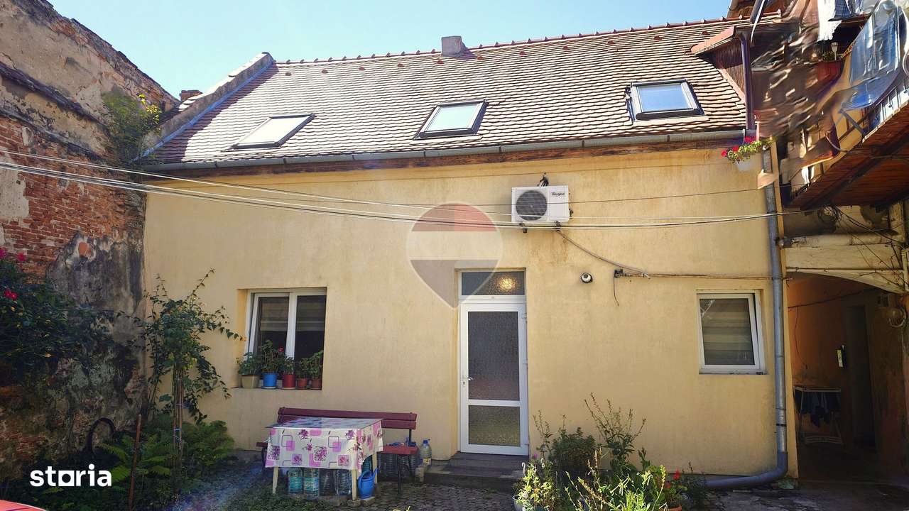 Apartament la casă în Centrul Istoric al Mediașului – 66 mp utili-0
