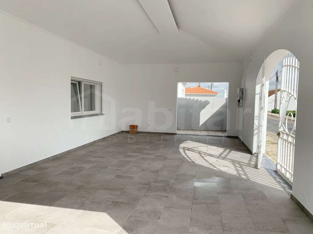 Moradia NOVA com Garagem e Piscina-21