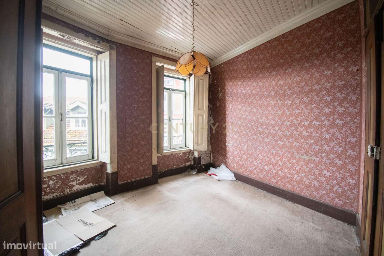 Prédio na emblemática Rua do Quebra Costas, no centro histórico de Coi-23