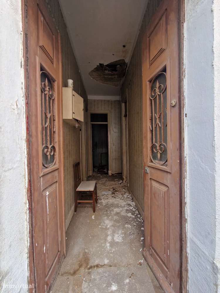 Moradia de dois pisos para remodelar - centro da Amadora-24