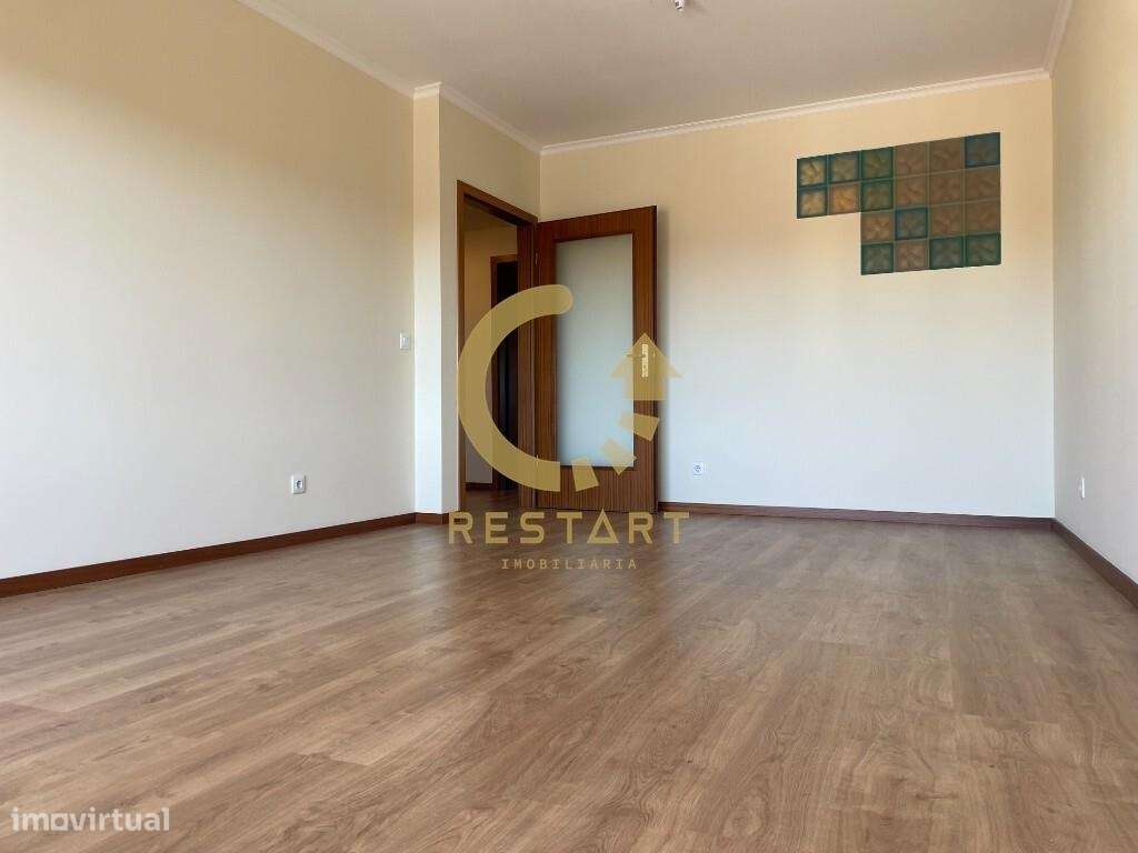 APT T2+1 com 2 varandas, cozinha equipada, suíte, lugar de estacioname - Grande imagem: 4/35