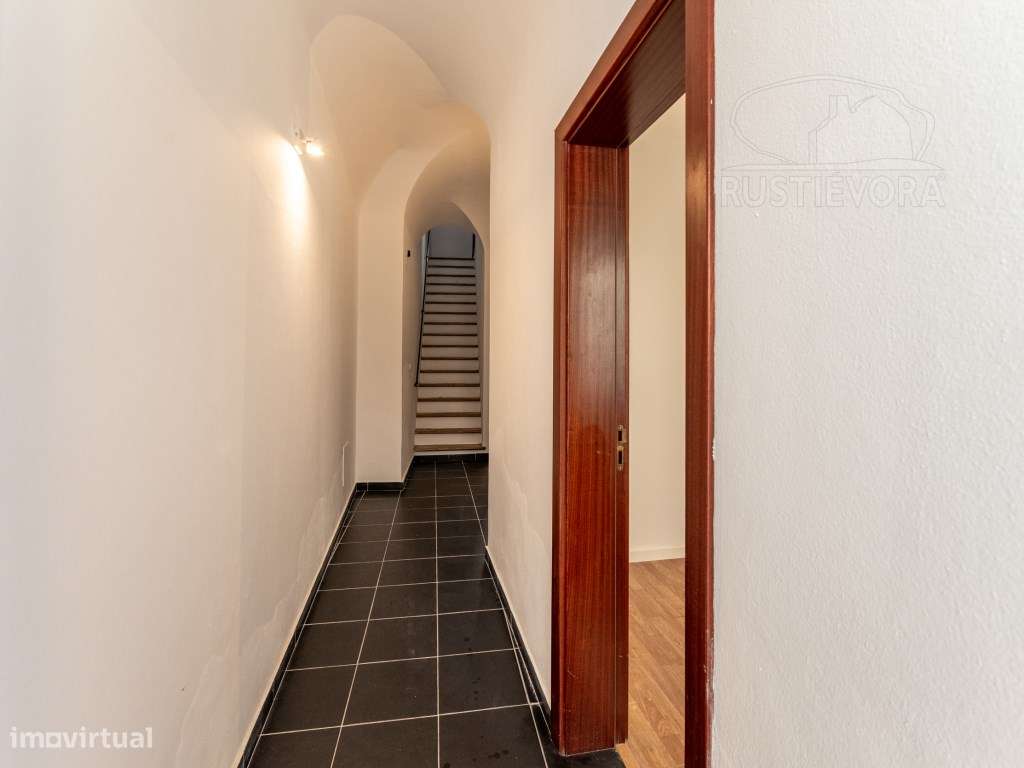 Moradia Unifamiliar de Rés-do-chão e 1º andar T2 + 2 com quintal - Grande imagem: 4/29