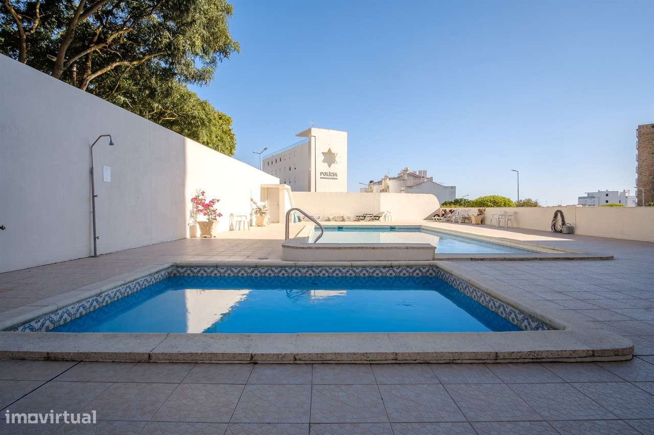 Apartamento T1 com garagem, totalmente remodelado, em condomínio com p-25