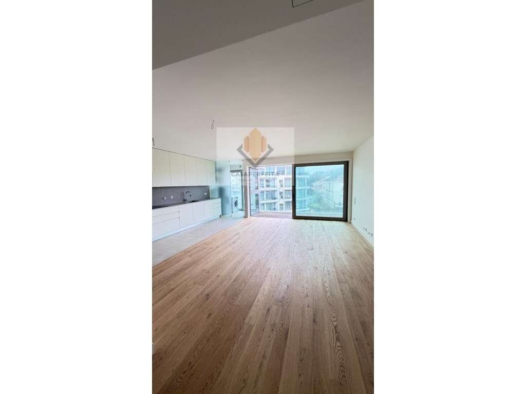 Apartamento T2 Novo com Varanda e 2 Lugares de Garagem e Arrumo - F... - Grande imagem: 4/13