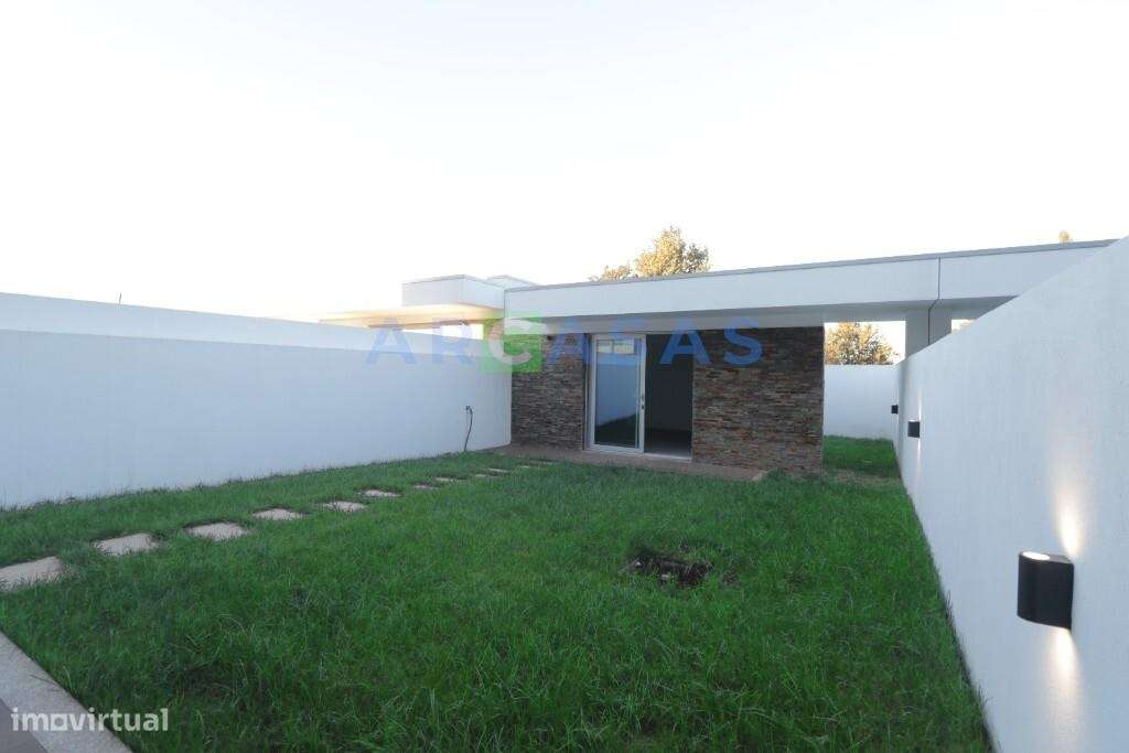 Moradia V3 com jardins e estacionamento na Trofa-28