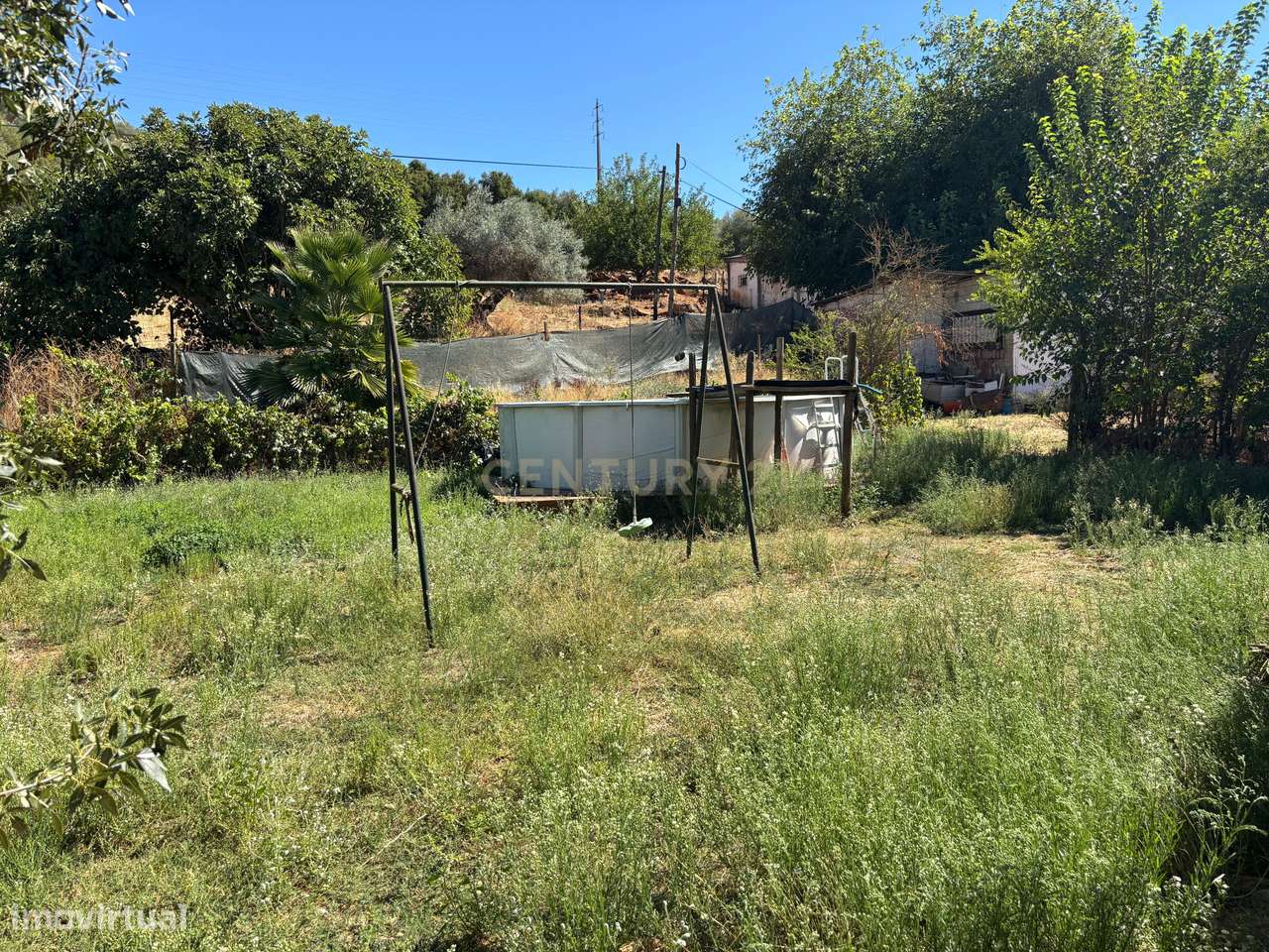 Quintinha com Moradia T2 + Armazém | 2ha vedados | Rio | Fruteiras | A-44