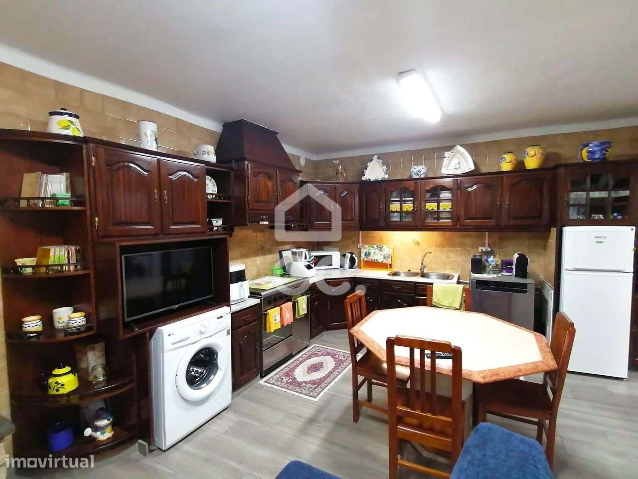 Prédio com Espaço Comercial e Habitação T3+1-14