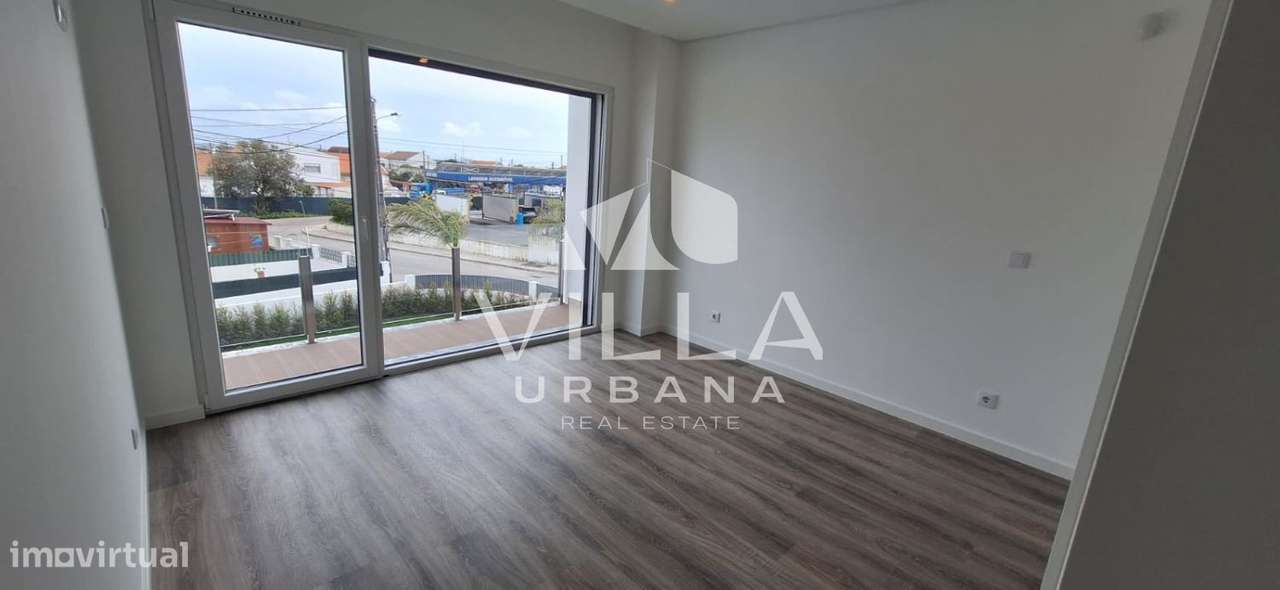 Moradia T3+1 no Centro da Charneca da Caparica-8