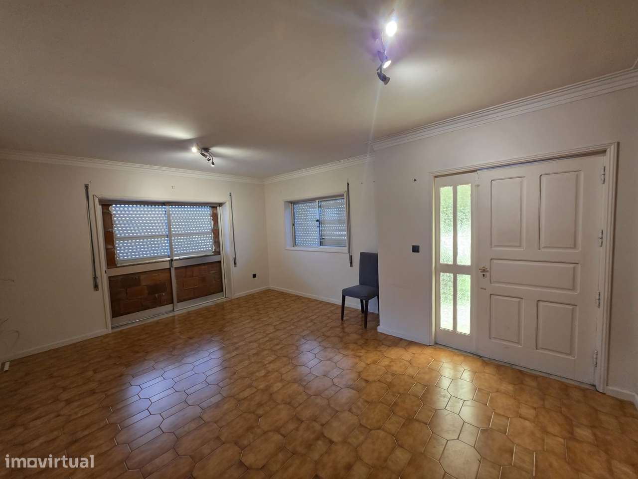 Troque o seu apartamento por uma moradia de 4 frentes em Argoncilhe-5