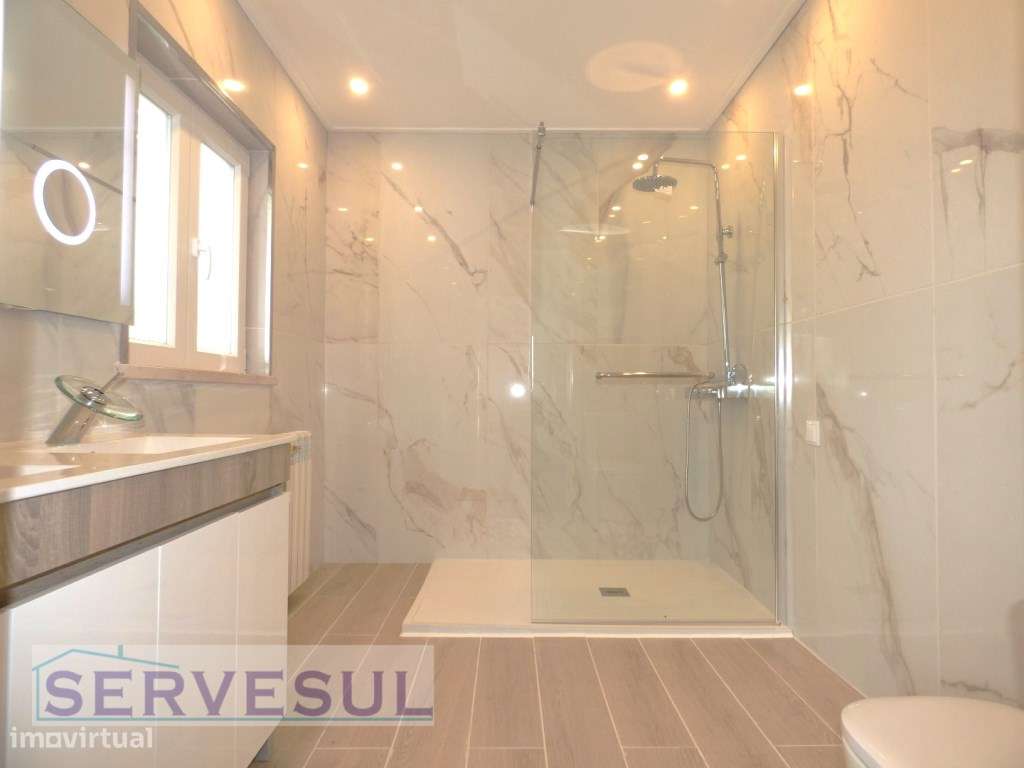 Espaçosa moradia de 2 pisos composta por 4 quartos com piscina e vi...-21