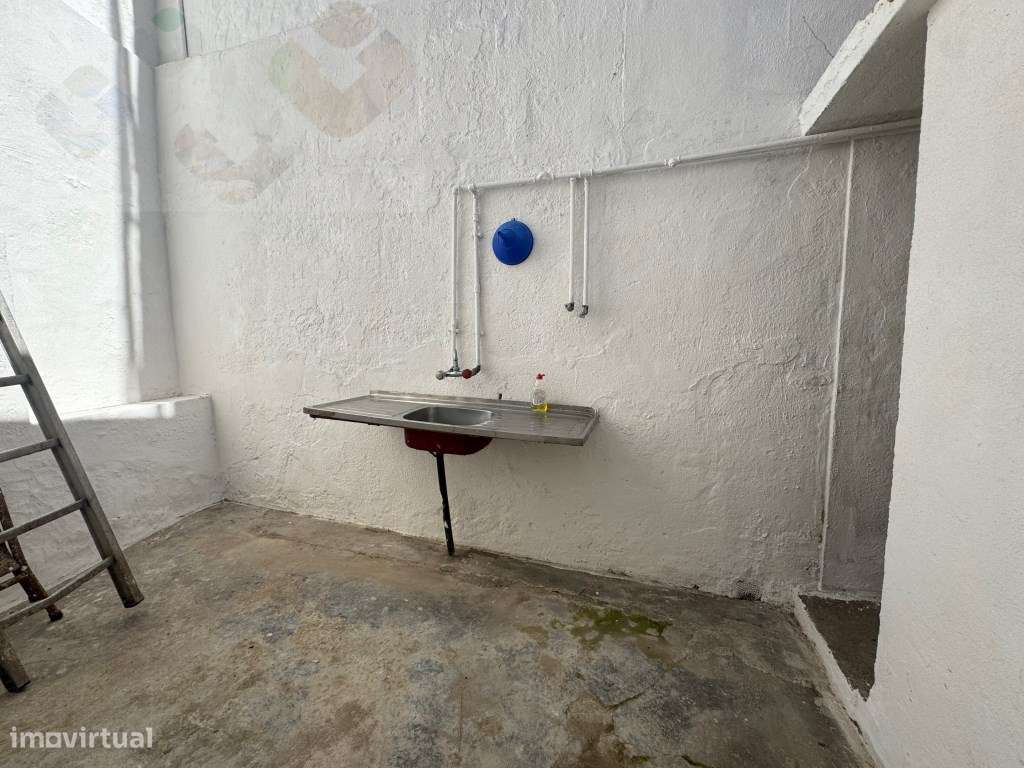 Moradia frente Monsanto, Excelente oportunidade, T2, por recuperar!-17