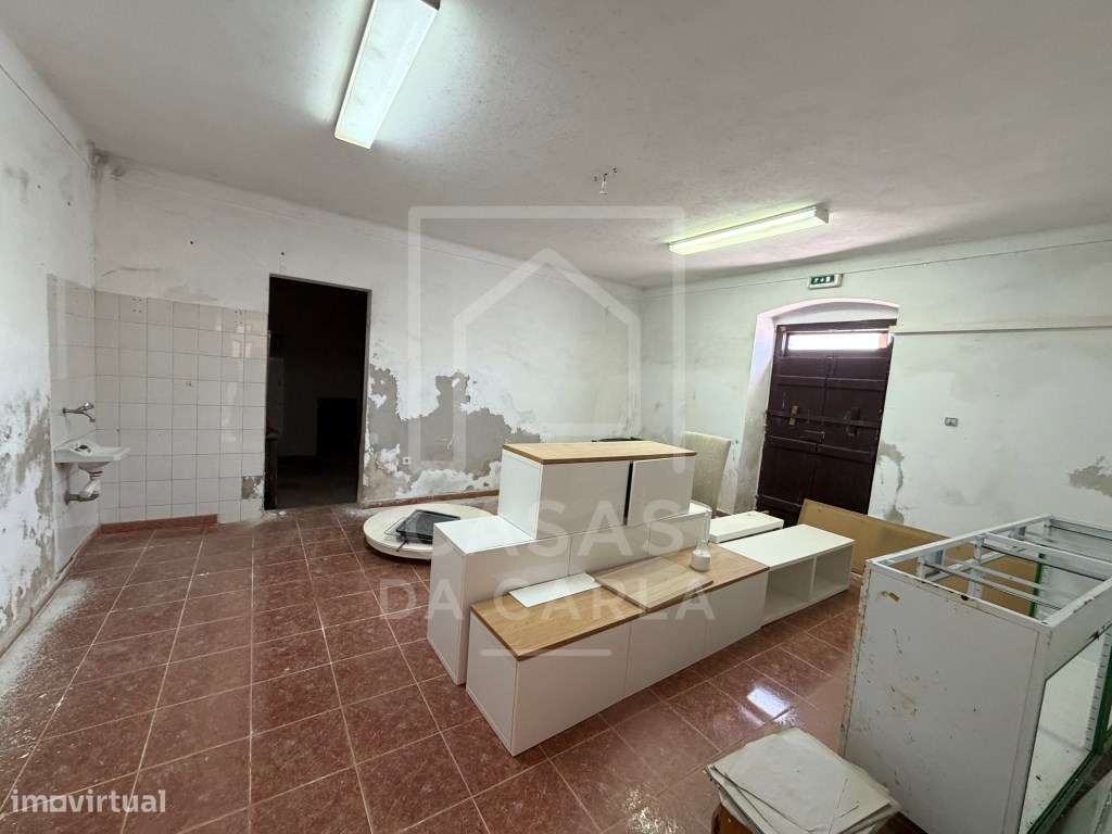 Moradia com espaço comercial com 657m2 em Albergaria dos Fusos-18
