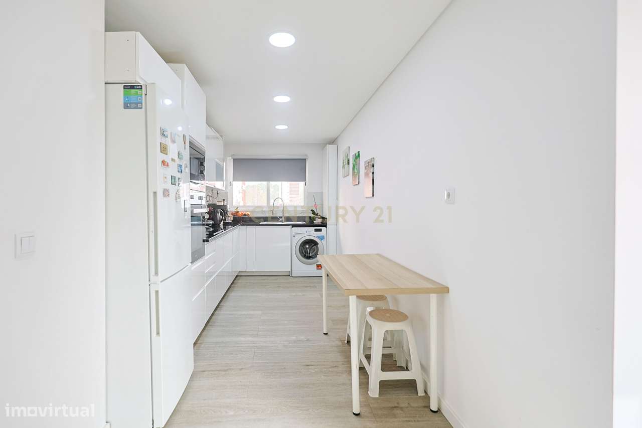 Apartamento T2 Renovado em Corroios, Seixal-4