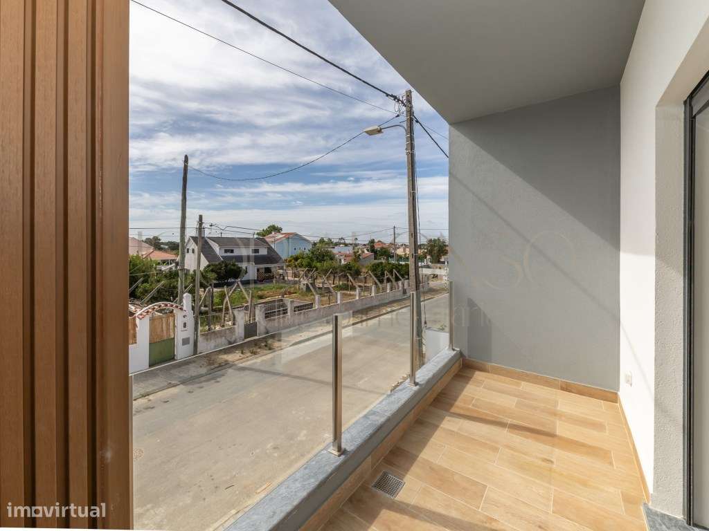 Moradia Geminada T3 com Suíte e Ótimo Espaço Exterior-32