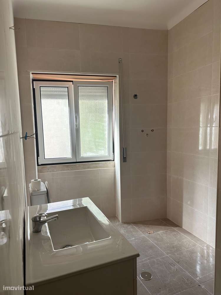 Apartamento T3+2, com 3 casas de banho e garagem-11