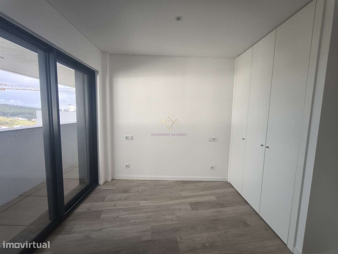 Elegância e Conforto em Carnaxide: T2 com Varandas, 2 Lugares de Garag-25