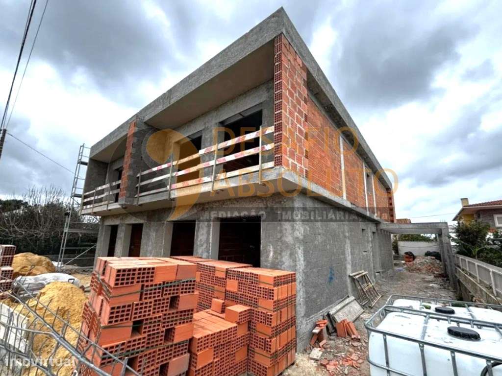 Moradia Geminada T4, 3 Suites c/ Piscina. Fernão Ferro-12
