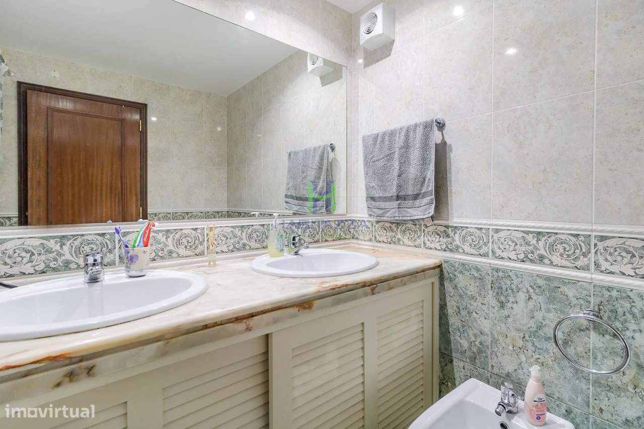 Apartamento T3 no último Piso, com 3 Frentes e Vistas Desafogadas em L-23
