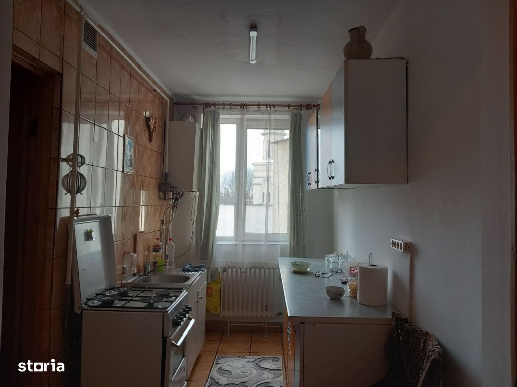 Bd. Traian, zona Compex Dalia apartament decomandat cu 2 camere, et. 2