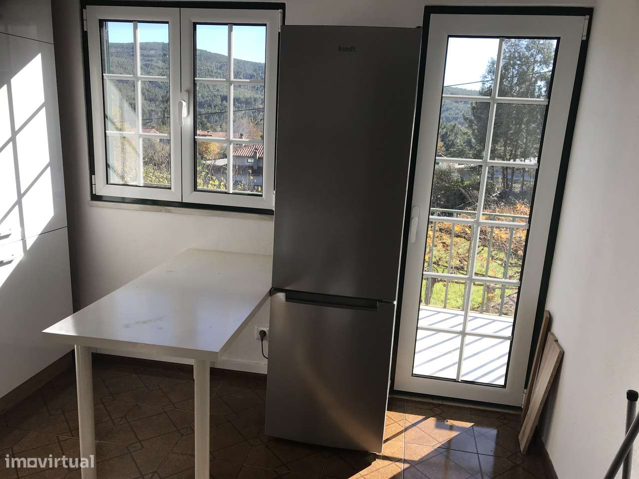 Apartamento T2 com varanda e cozinha equipada - Grande imagem: 4/14