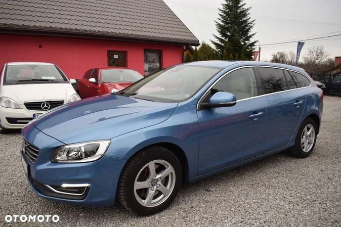 Volvo V60 T6 AWD Geartronic Summum - 4