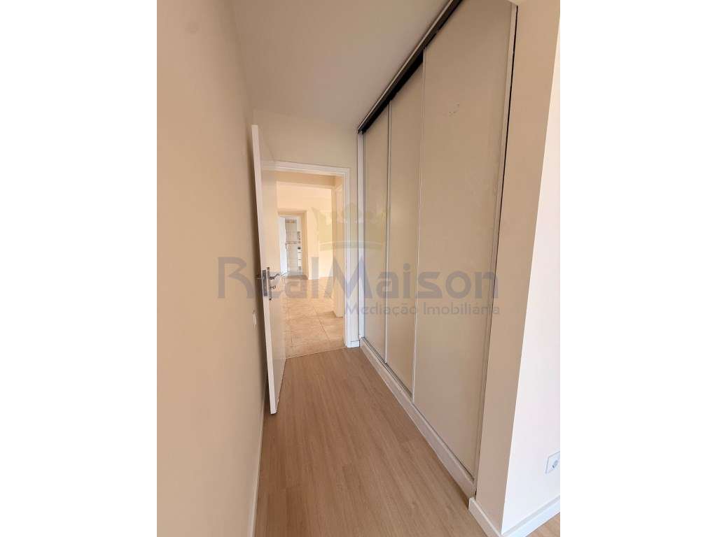 Vende-se Apartamento T2 Renovado - Mem Martins-8