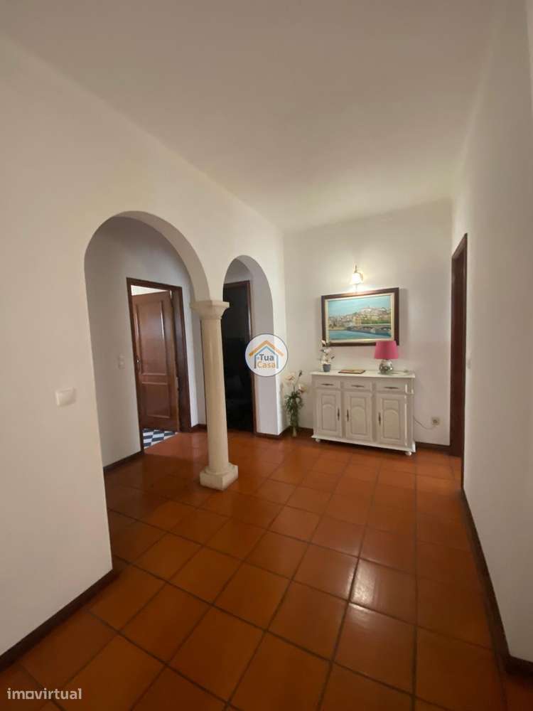 Moradia Geminada  de um dos lados do outro tem entarada e jardim em to-37