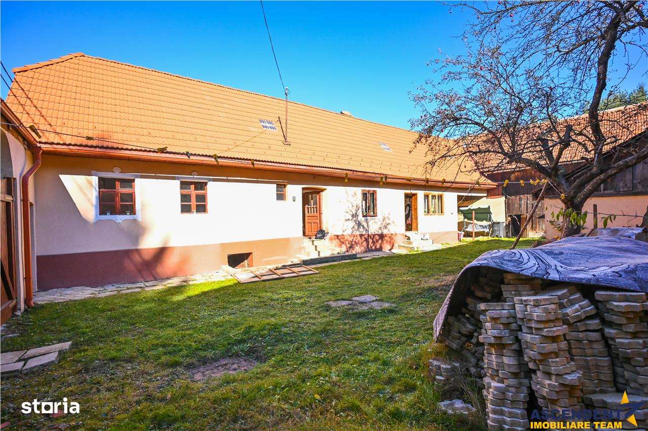 FILM! Casa saseasca, renovata exterior, in centrul localitatii Holbav, - Imagine principală: 5/20