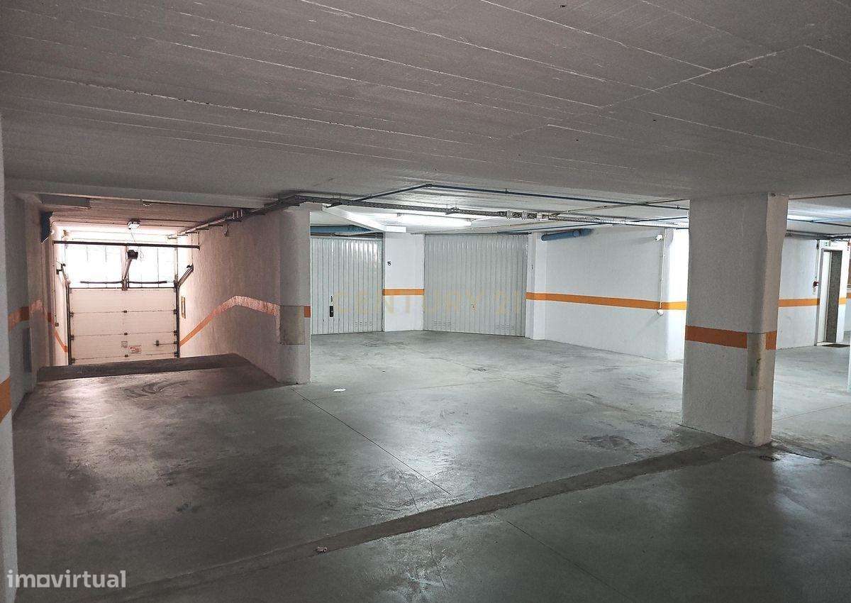 Oportunidade Única em Massamá – Garagem Ampla com Potencial de Oficina - Grande imagem: 2/12