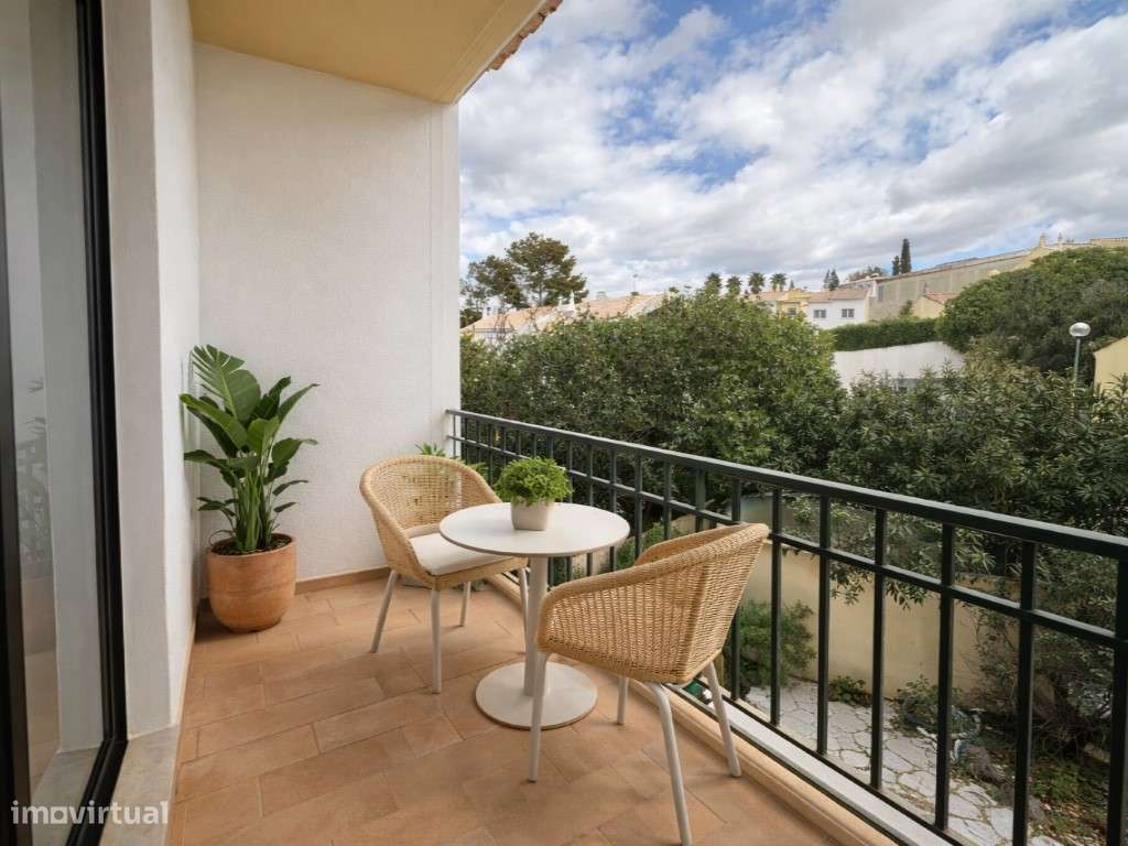 T2 com terraço e varanda | Totalmente renovado-12