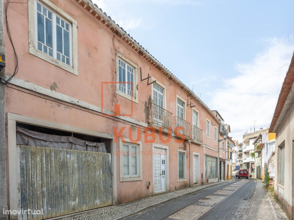 Prédio Urbano na Zona Histórica de To...