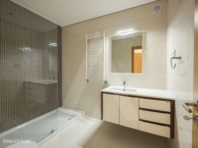 Apartamento T2 com varandas e garagem fechada no centro de Aveiro-19