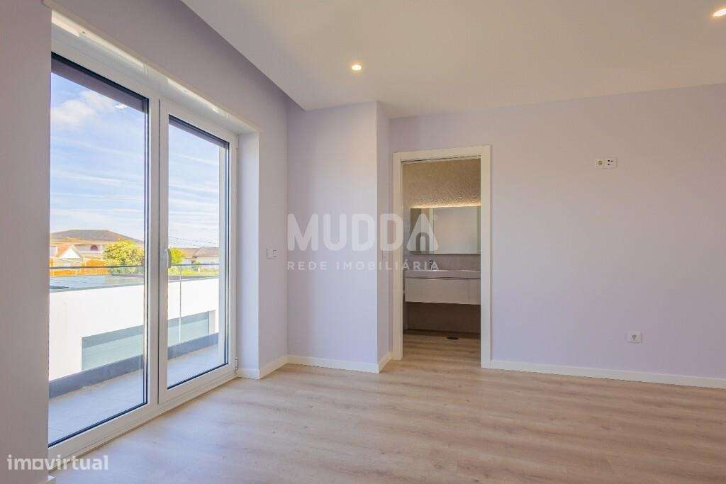 Moradia T4 com Design Contemporâneo e Acabamentos Premium-21