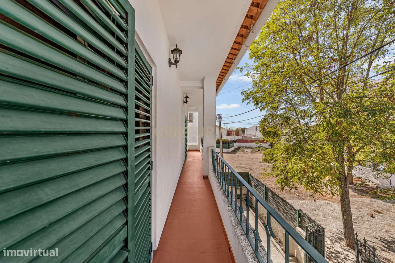 MORADIA T5 COM GARAGEM E PISCINA, 327 M² DE TERRENO PARA USUFRUIR-46