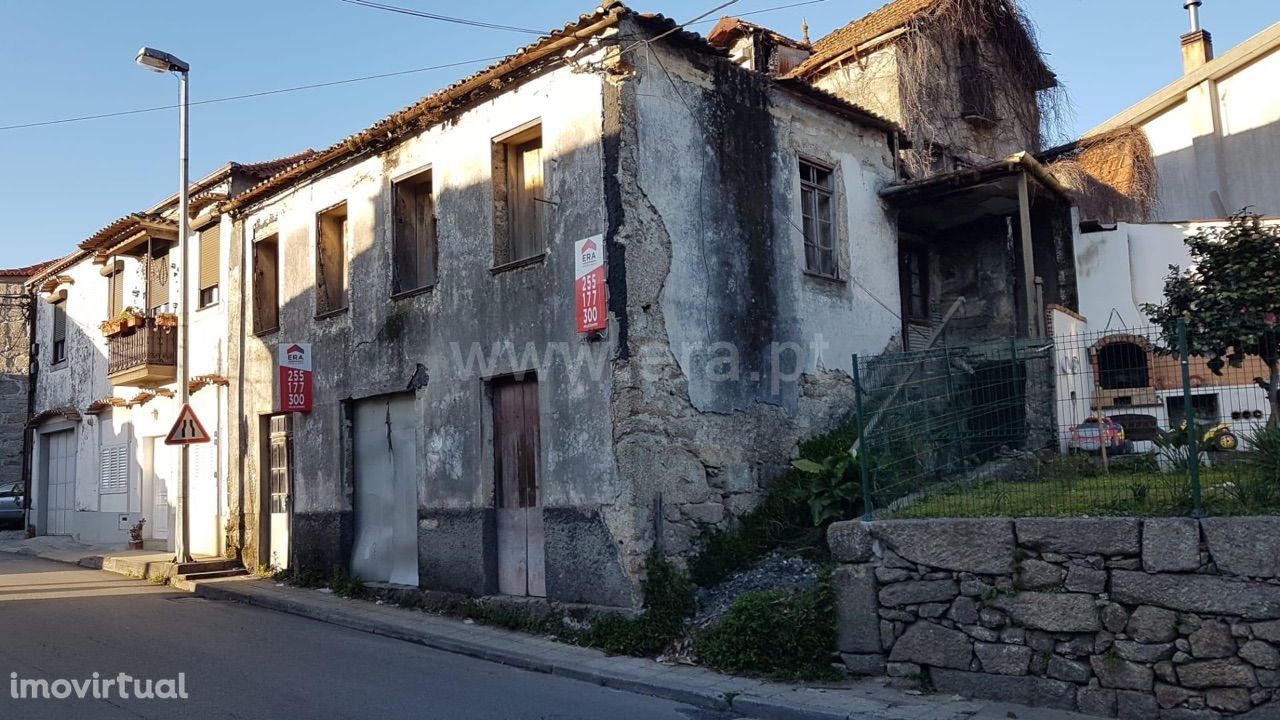 Moradia para restauro em Cete - Paredes junto à estação